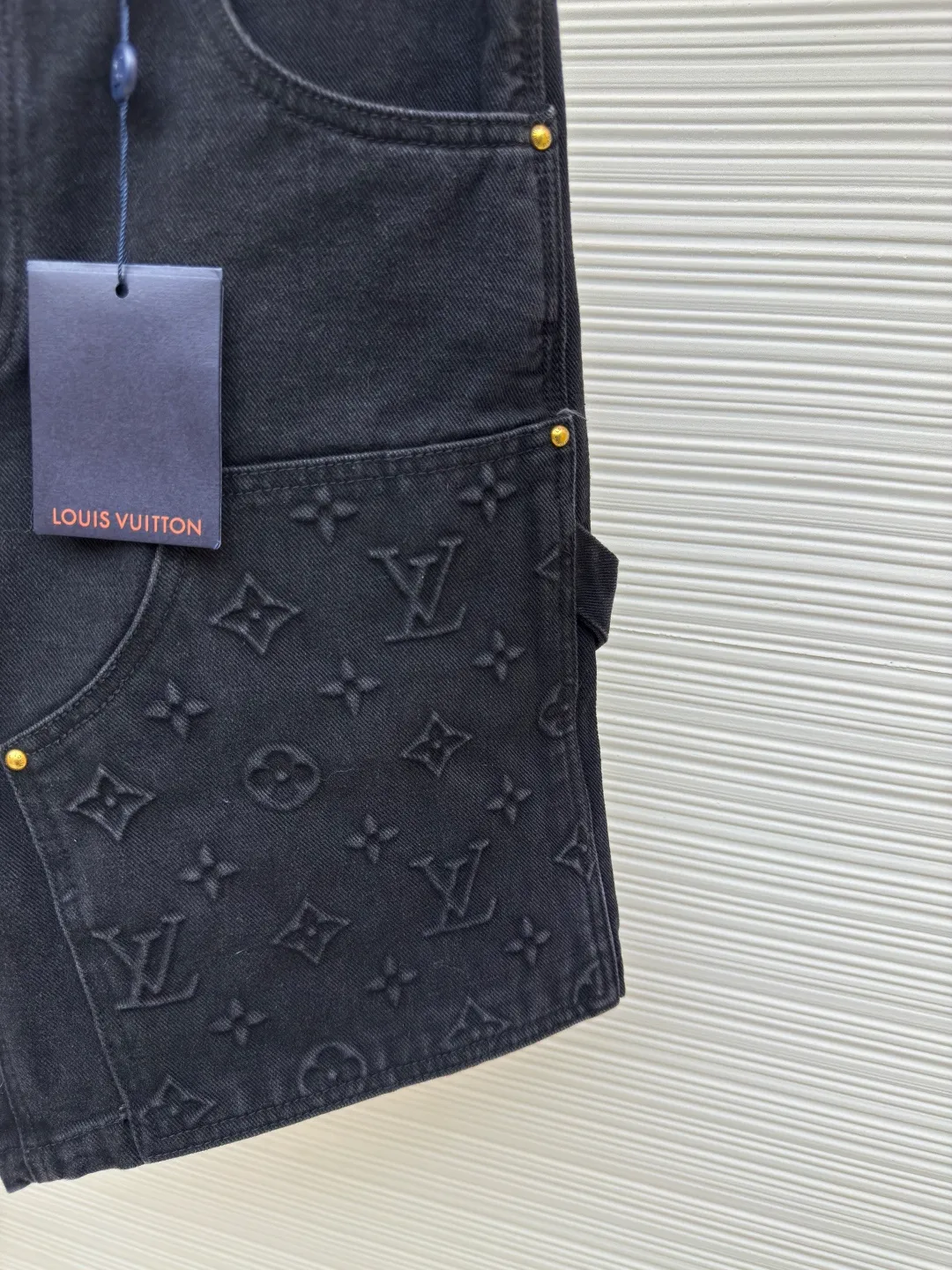 LOUIS VUITTON embossed denim shorts ●Authentic product: purchased and developed by 12339 ●Item number: 1680245-B00 ●Fabric: washed denim ●Technology: distressed washed ●Version: fitted version ●Weight: about 650g ●Size: 30-32-34-36 ●Description: Made of custom-made denim fabric, the fabric is comfortable and soft, skin-friendly and breathable. It adopts Monogram logo embossed elements, slightly distressed light blue wash treatment, original customized hardware, with vv leather label, multiple wash adjustments, and can be matched with many types of clothing to create a fashionable look. The overall wiring is straight and delicate, the fabric is comfortable and soft, and the color is consistent without color difference. It can be matched with the same style to create a fashionable look and control various occasions. Customized accessories, complete with three standards, same style for men and women!